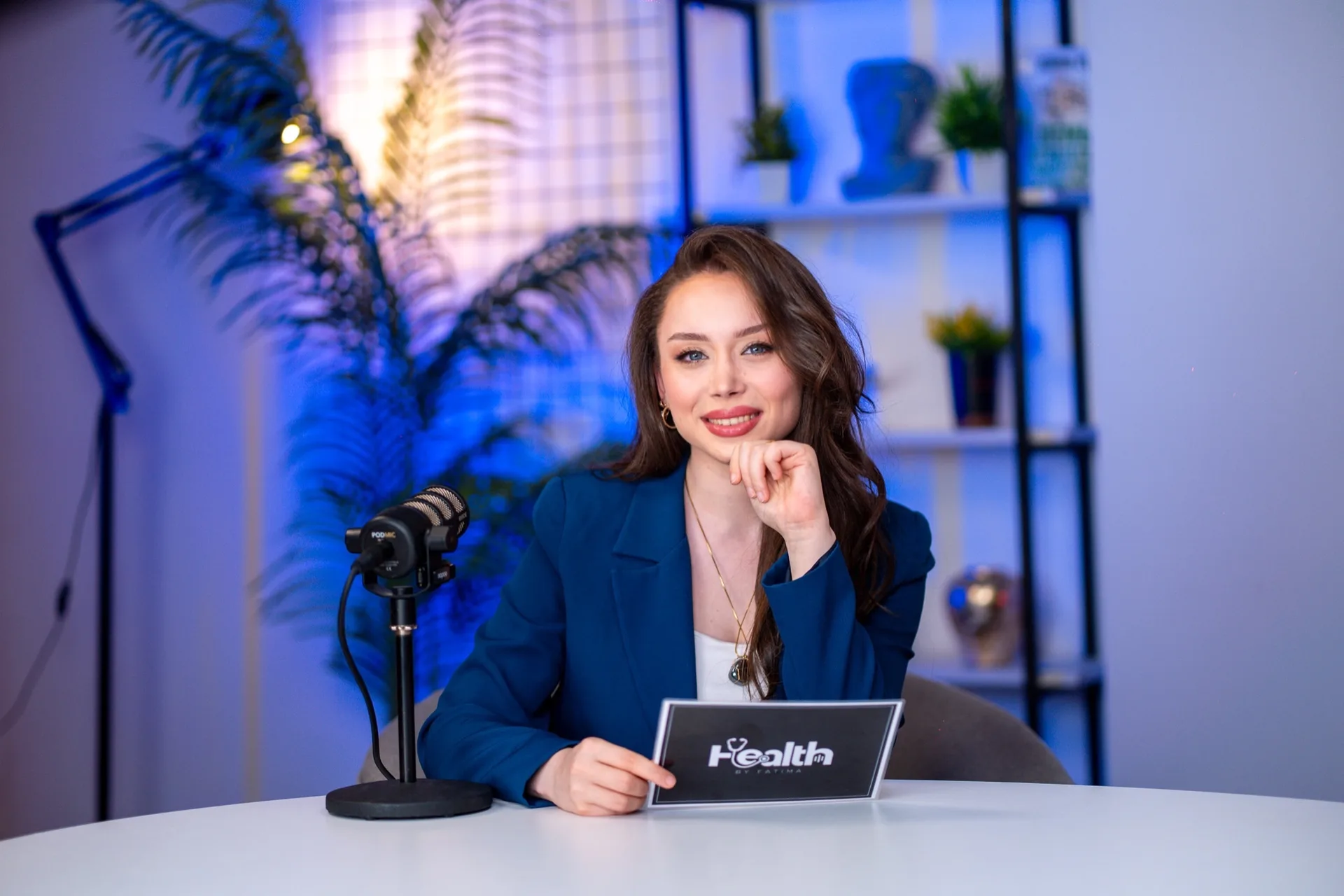 Dr. Fatimə Nuriyeva — Health by Fatima-nın qurucusu və aparıcısı, studiyada